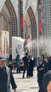 زوّارُ الحرم في انتظار وصولِ الجثمانِ الطاهرِ للقائدِ الشهید للثورة
