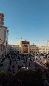 ⁨ ⁨ رايةٌ تتوشّح بالسواد وقلوبٌ يملؤها الأس…
